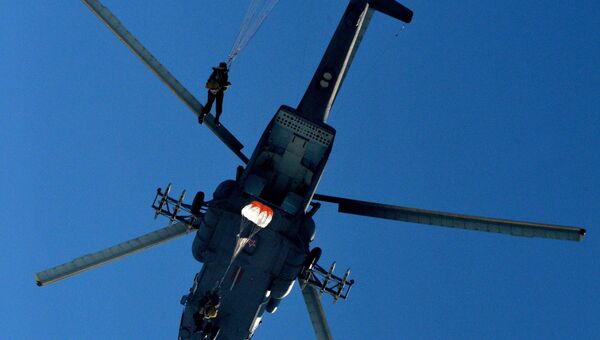 Десантники во время выполнения парашютных прыжков. Архивное фото