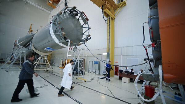 Специалисты в Техническом комплексе космодрома Восточный в Амурской области, где происходит сборка ракеты-носителя Союз-2