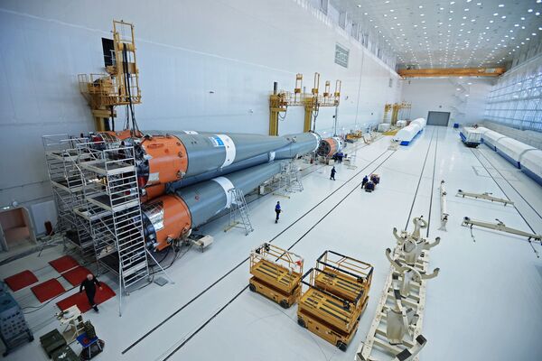 Сборка ракеты-носителя Союз-2 в Техническом комплексе космодрома Восточный в Амурской области