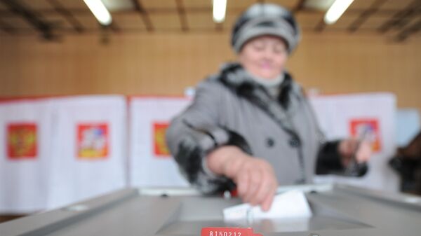Голосование во время выборов президента РФ на избирательном участке в деревне Медвежьи Озера в Щелковском районе Подмосковья