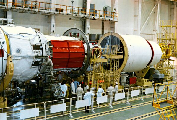 Орбитальная научная станция Мир во время наземной подготовки в цеху Космического центра имени Хруничева