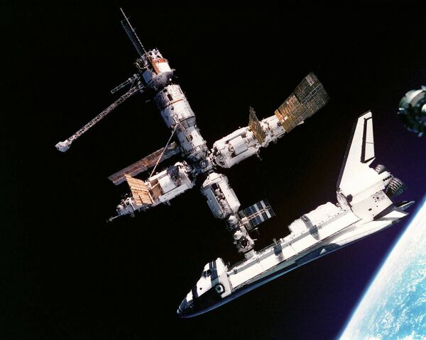 Американский Атлантис, пристыкованный к орбитальной станции Мир
