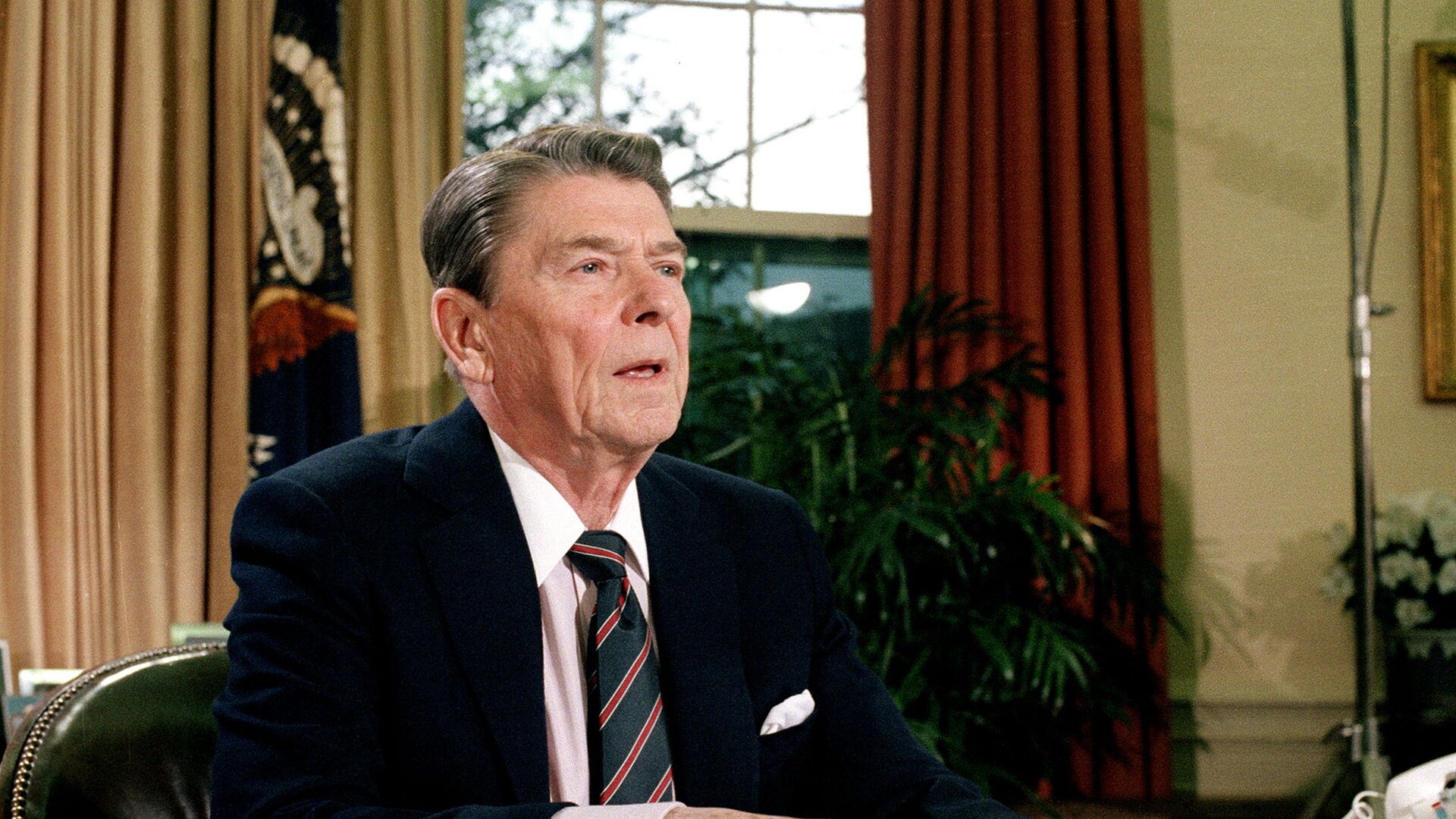 Президент США Рональд Рейган в Овальном кабинете Белого дома.  28 января 1986 года - РИА Новости, 1920, 21.01.2022