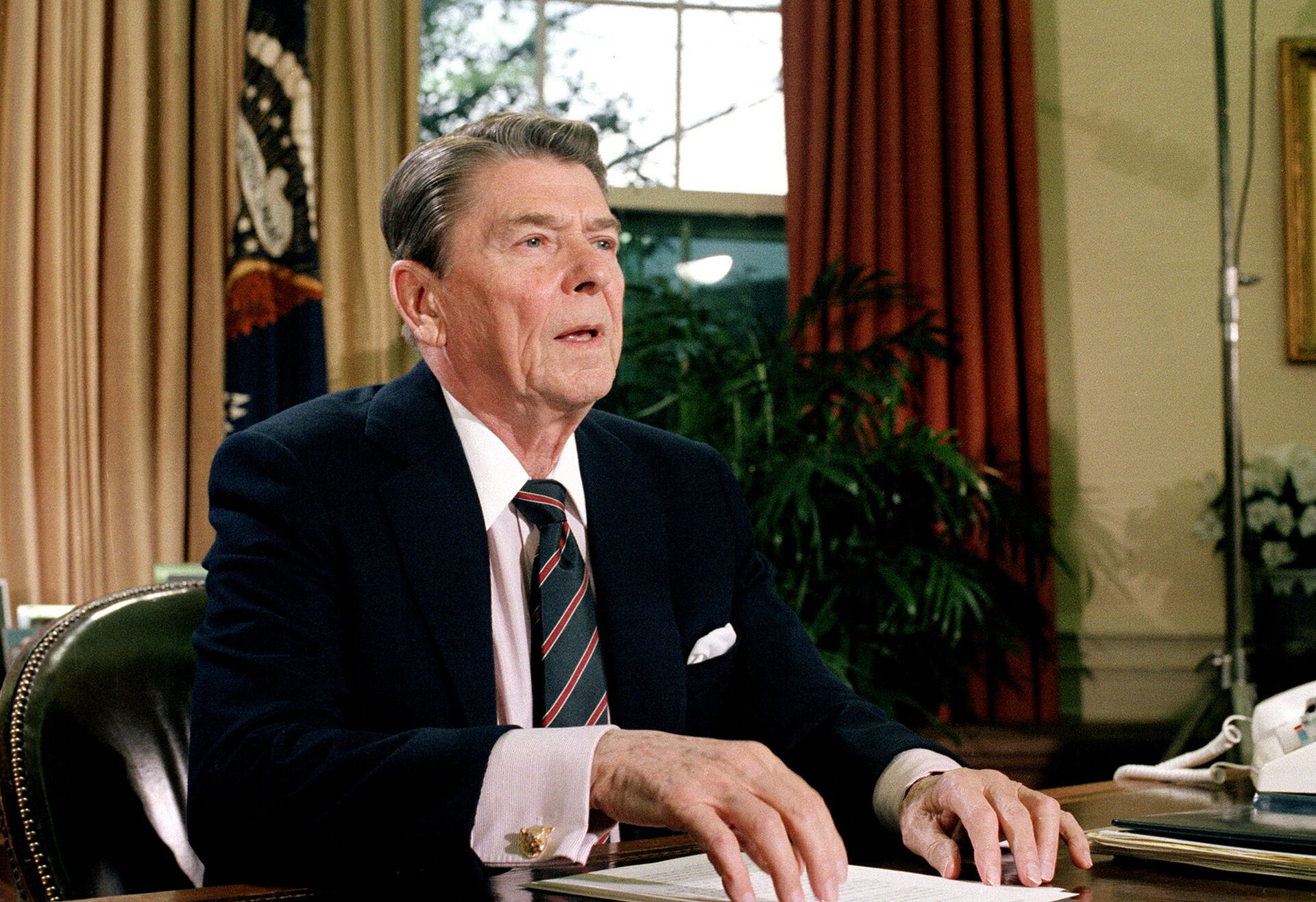 Президент США Рональд Рейган в Овальном кабинете Белого дома.  28 января 1986 года - РИА Новости, 1920, 25.09.2023