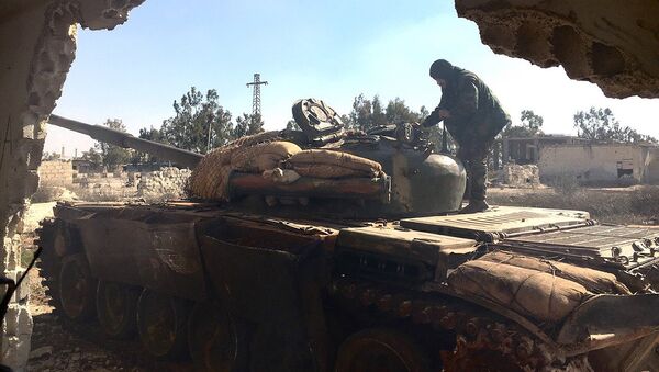 Солдат сирийской армии, начавшей штурм населенного пункта Осман в провинции Дераа