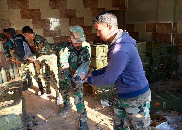 Солдаты сирийской армии, начавшей штурм населенного пункта Осман в провинции Дераа