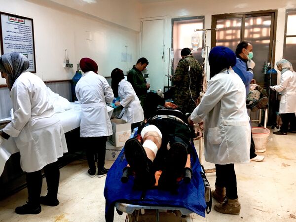 Пострадавшие в результате обстрелов террористами сирийского города Дераа в больнице