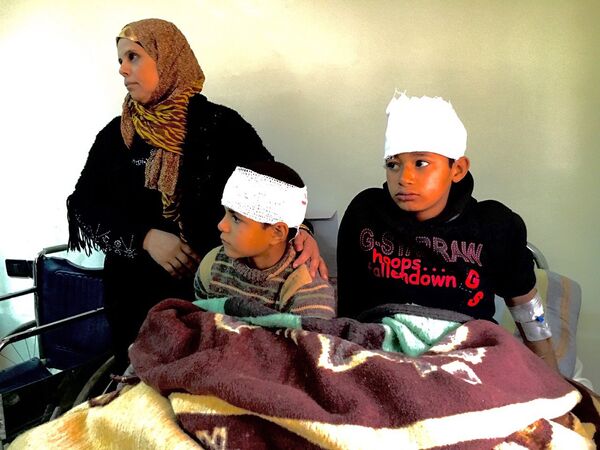 Дети, пострадавшие в результате обстрелов террористами сирийского города Дераа, в больнице