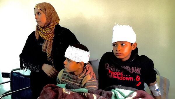 Дети, пострадавшие в результате обстрелов террористами сирийского города Дераа, в больнице. Архивное фото
