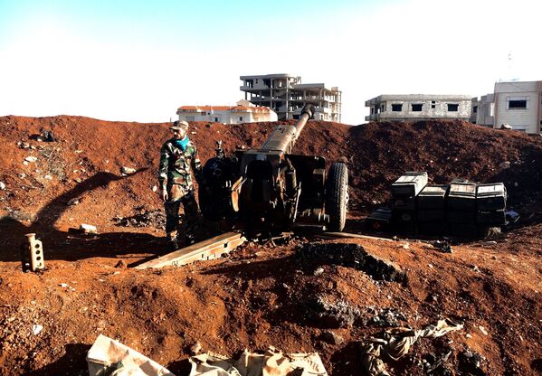 Солдат сирийской армии у артиллерийского орудия во время штурма населенного пункта Осман в провинции Дераа