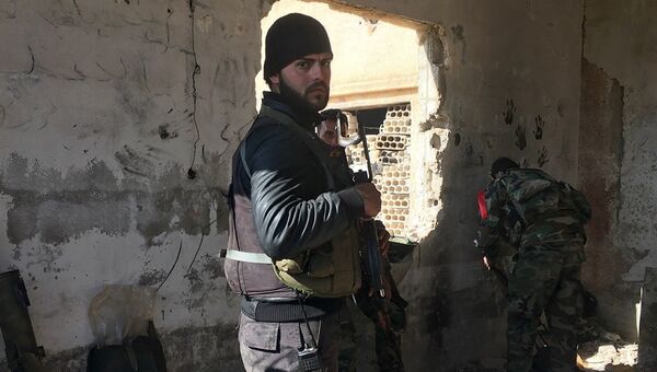 Солдаты сирийской армии, начавшей штурм населенного пункта Осман в провинции Дераа