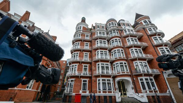 Пресса ждет появления Джулиана Ассанжа у посольства Эквадора в Лондоне. Архивное фото