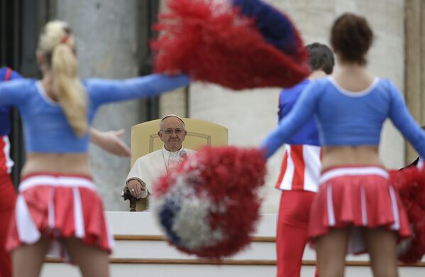 Артисты американского цирка выступают перед Папой Франциском на площади Святого Петра в Ватикане