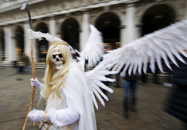 Участник карнавала на площади Сан-Марко в Венеции. Февраль 2016
