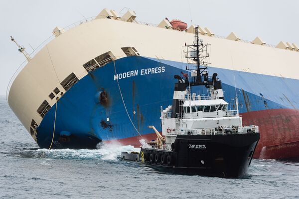 Спасатели буксируют судно Modern Express у берегов Франции