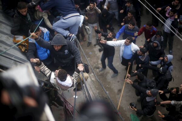 Падение с ккрыши зрителей во время похорон в Газе, Палестина