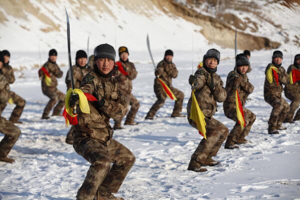 Солдаты Народно-освободительной армии Китая на тренировке