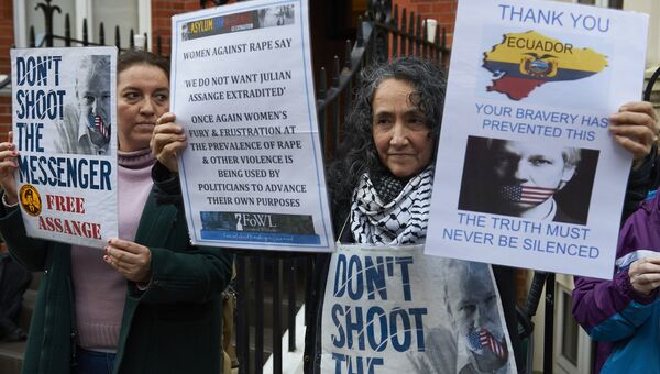 Сторонники Джулиана Ассанджа возле посольства Эквадора в Лондоне, Великобритания. 4 февраля 2016