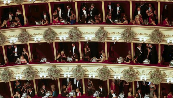 Зрители на церемонии открытия Венского оперного бала