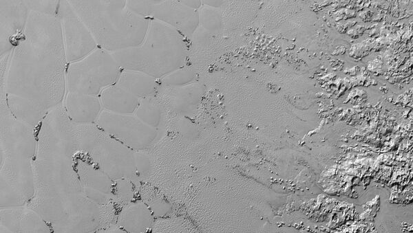 Водяные льдины на поверхности азотного сердца Плутона