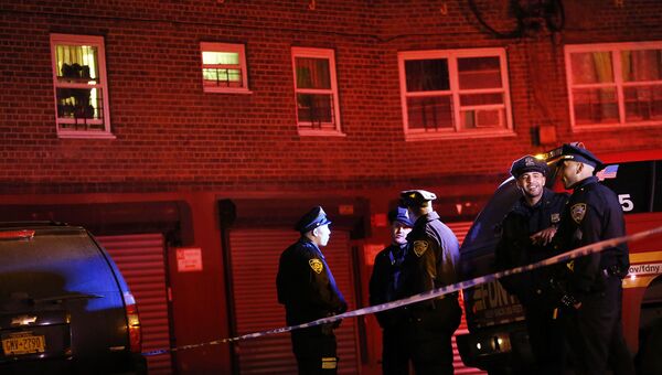 На месте убийства полицейских патрулировавших один из жилых комплексов в Бронксе, Нью-Йорк. 5 февраля 2016 год