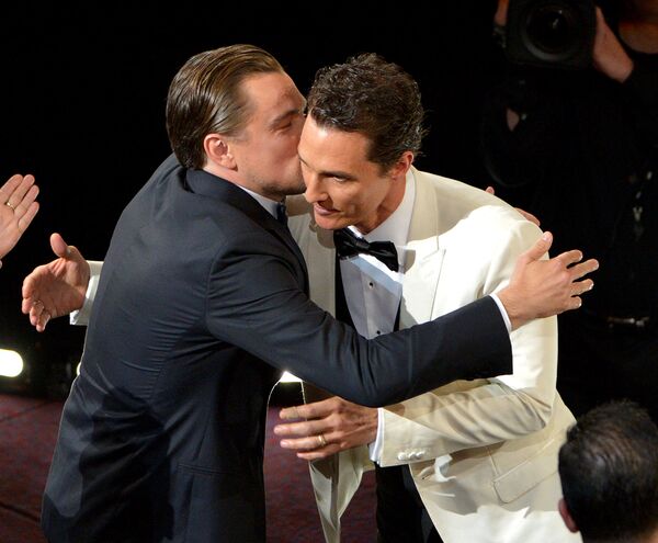 Леонардо Ди Каприо и Мэттью Макконехи во время церемонии вручения кинопремии Оскар. 2014 год