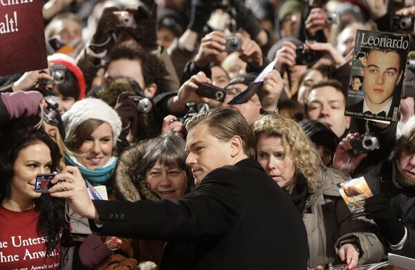 Американский актер и продюсер Леонардо Ди Каприо фотографируется с поклонниками во время кинофестиваля в Берлине. Февраль 2010