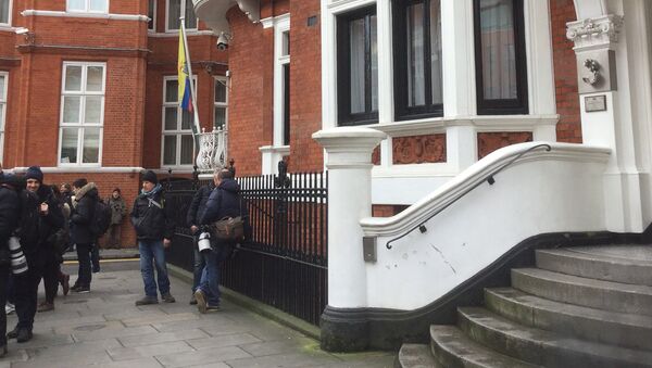 Возле посольства Эквадора в Лондоне. Архивное фото