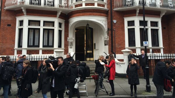 Возле посольства Эквадора в Лондоне