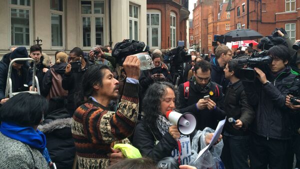 Возле посольства Эквадора в Лондоне