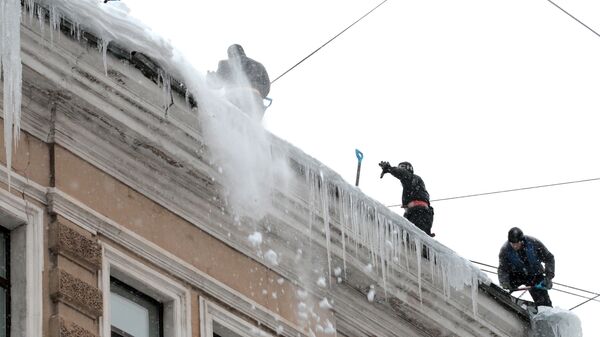 Уборка снега на улицах Санкт-Петербурга. Архивное фото