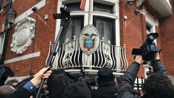 Журналисты в ожидании Джулиана Ассанжа возле посольства Эквадора в Лондоне, Великобритания. Архивное фото