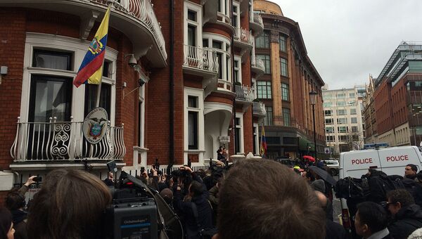 Журналисты в ожидании Джулиана Ассанжа возле посольства Эквадора в Лондоне, Великобритания
