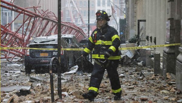 Пожарный на месте обрушения подъемного крана в Нью-Йорке, США. 5 февраля 2016