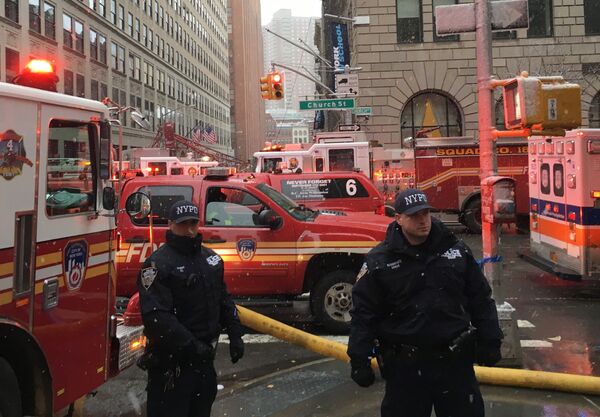 Сотрудники полиции на месте обрушения подъемного крана в Нью-Йорке, США. 5 февраля 2016