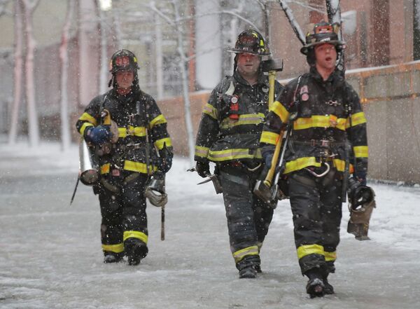Пожарные на месте обрушения подъемного крана в Нью-Йорке, США. 5 февраля 2016