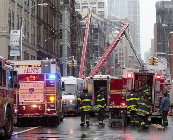 Пожарные на месте обрушения подъемного крана в Нью-Йорке, США. 5 февраля 2016