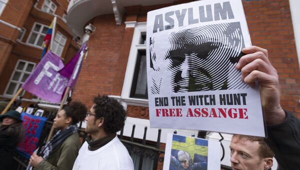 Митингующие перед посольством Эквадора в Лондоне, где выступил сооснователь WikiLeaks Джулиан Ассанж. Архивное фото