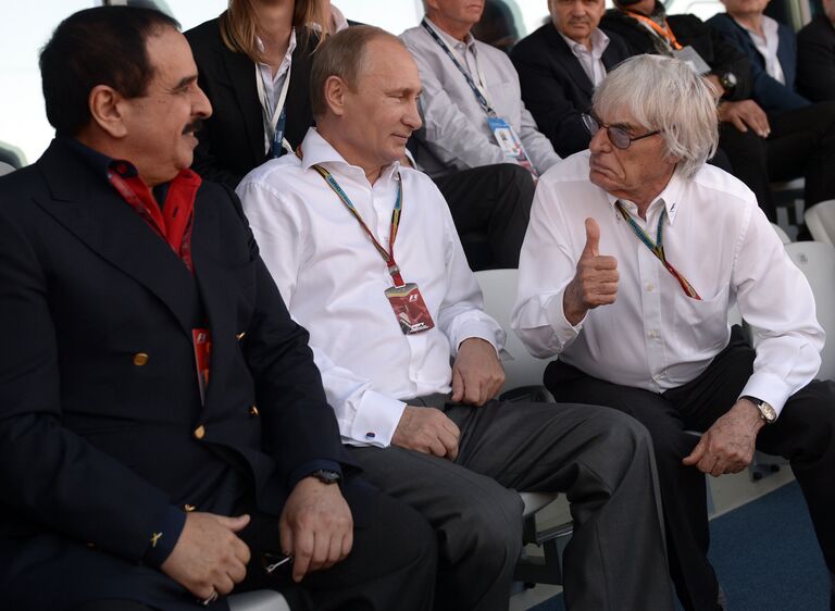 Президент России Владимир Путин (в центре), генеральный промоутер Формулы-1 Берни Экклстоун (справа) и король Бахрейна Хамад Бен Иса Аль Халиф во время российского этапа гонки чемпионата мира по кольцевым автогонкам в классе Формула-1 в Сочи Президент России Владимир Путин (в центре), генеральный промоутер Формулы-1 Берни Экклстоун (справа) и король Бахрейна Хамад Бен Иса Аль Халиф во время российского этапа гонки чемпионата мира по кольцевым автогонкам в классе Формула-1 в Сочи