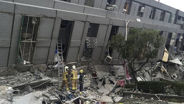 Обрушившееся здание на Тайване