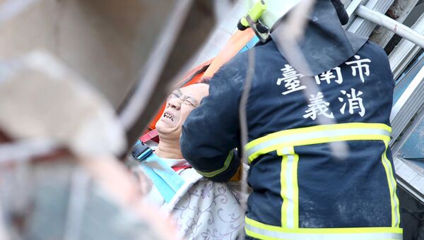 Спасение пострадавших из-под завалов дома, рухнувшего из-за землетрясения на Тайване