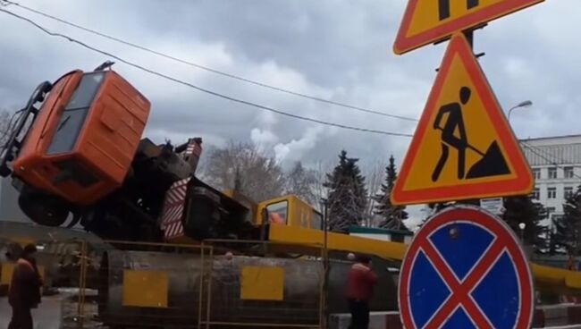 Кадры с места падения строительного крана в Москве. ВИДЕО