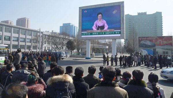 Люди в Северной Корее смотрят новость о запуске ракеты
