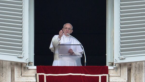 Папа Римский Франциск обращается к верующим во время воскресной молитвы в Ватикане, 7 февраля 2016