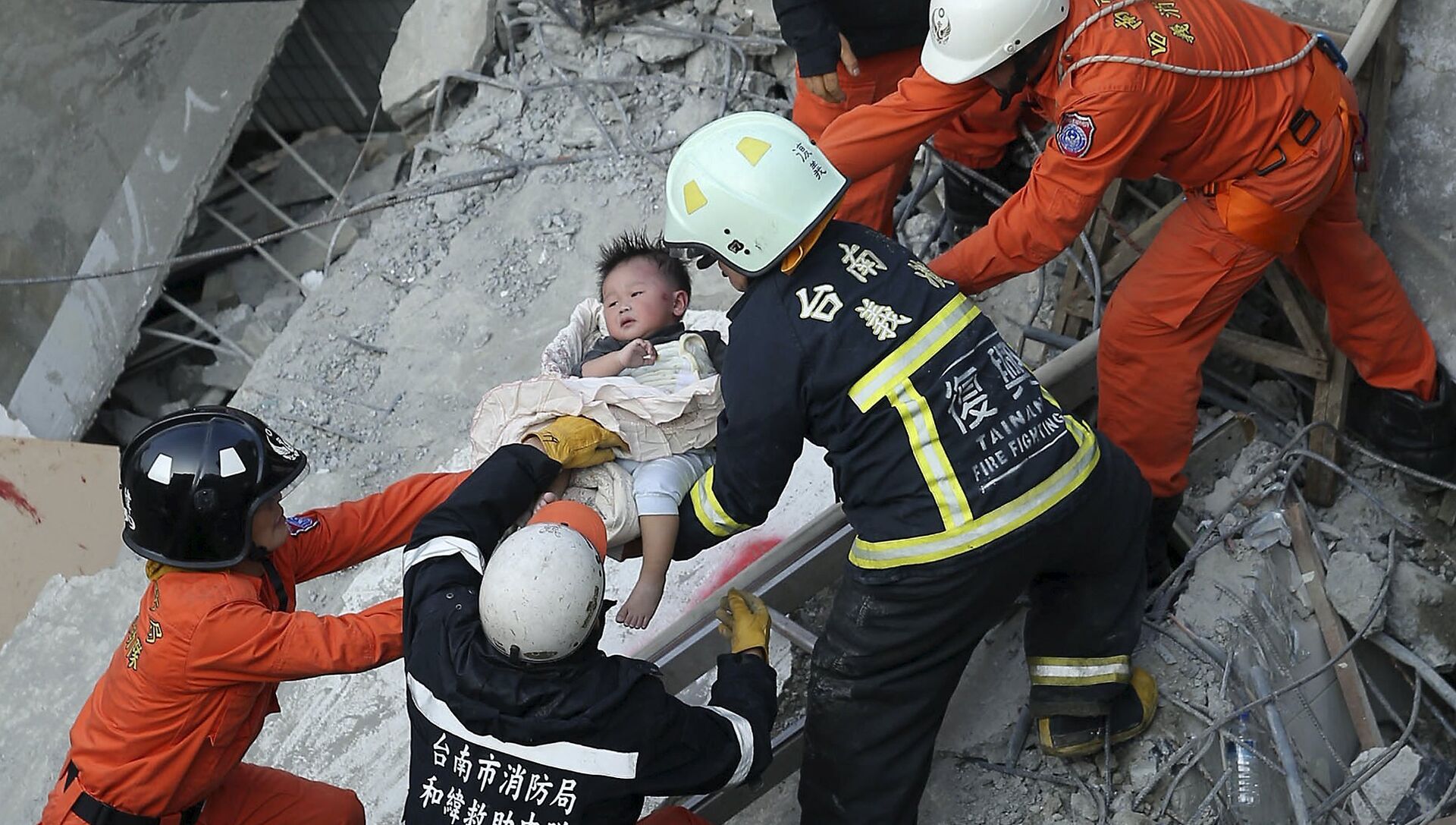 Под завалами остались люди. Спасение людей из завалов. Спасение людей при землетрясении. Спасение людей под обломками зданий.