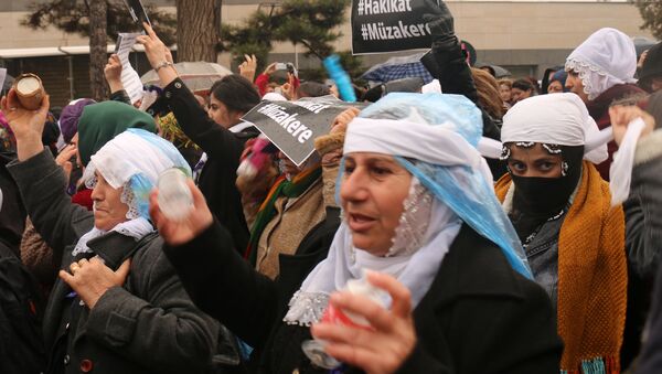 Активистки Конгресса свободных женщин проводят в турецком Диярбакыре акцию против столкновений между турецкой армией и курдами. Архивное фото