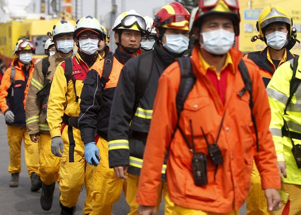 Спасатели на месте обрушения жилого дома на Тайване, 6 февраля 2016