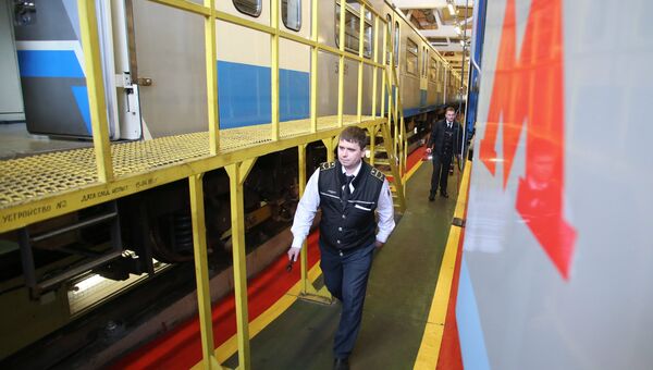 Машинист у нового поезда московского метрополитена. Архивное фото