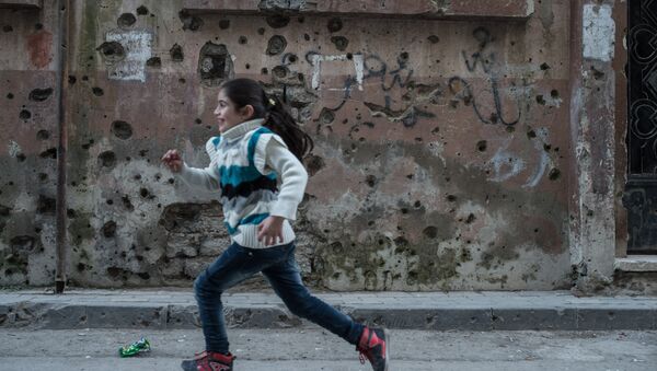 Девочка играет в районе Старого города в Хомсе. Архивное фото