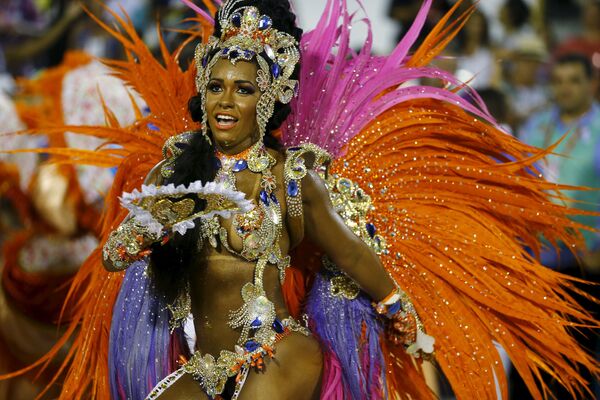 Участница карнавала в Рио-де-Жанейро, 8 февраля 2016